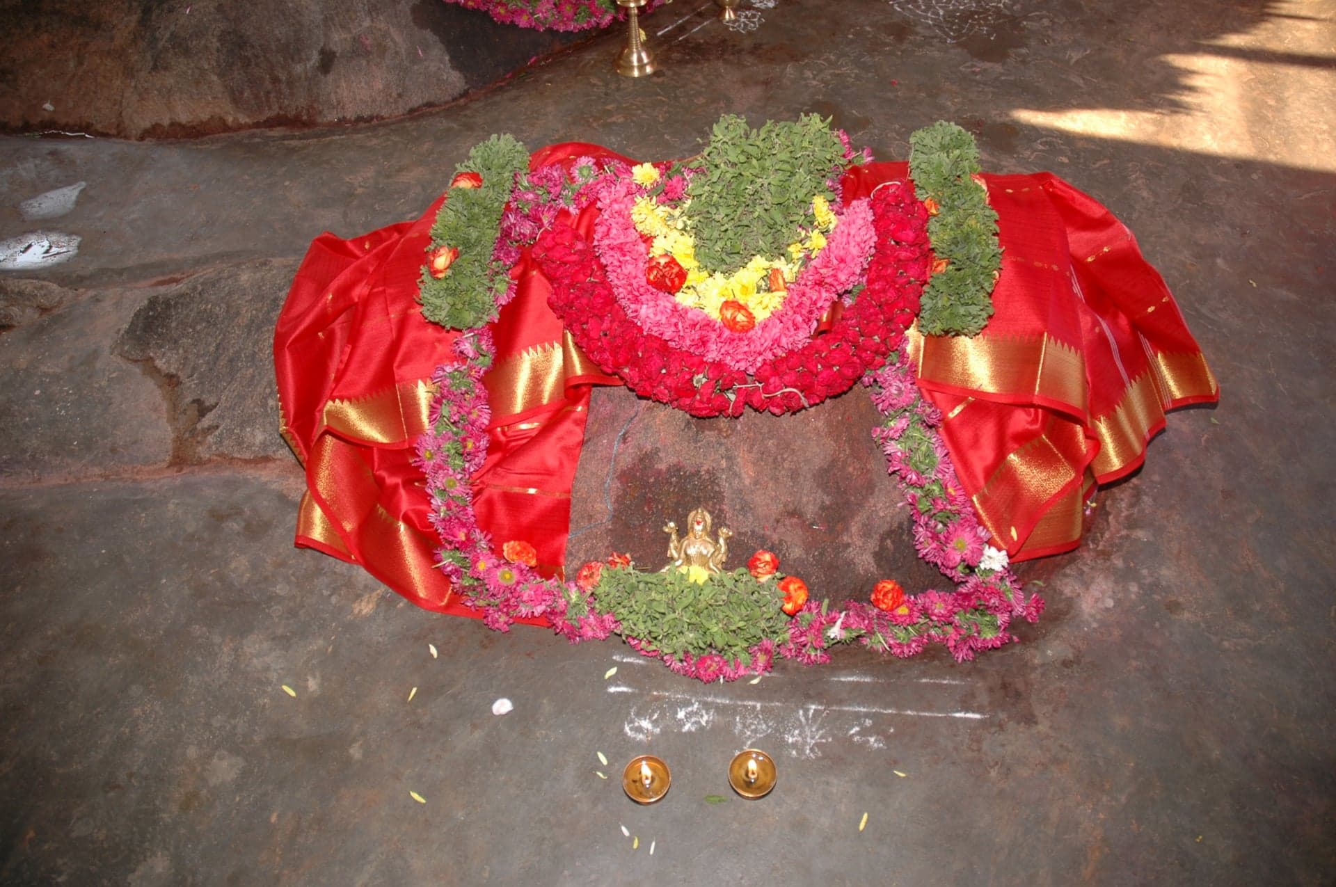 Ksheerabhisheka - Shree Valli Kalpavalli Ammanavarige Madilakki Sahita 2 Saree Seve